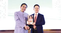 与天九共享控股 集团董事局主席卢俊 卿（中非希望工程主 席、全球公益慈善联 盟金质勋章获得者） 合影留念